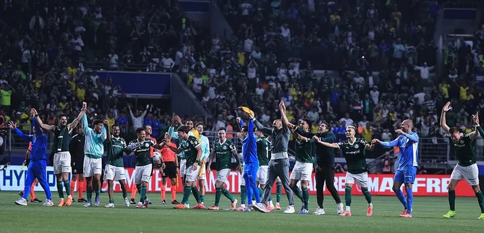 Jugadores de Palmeiras celebrando con los aficionados