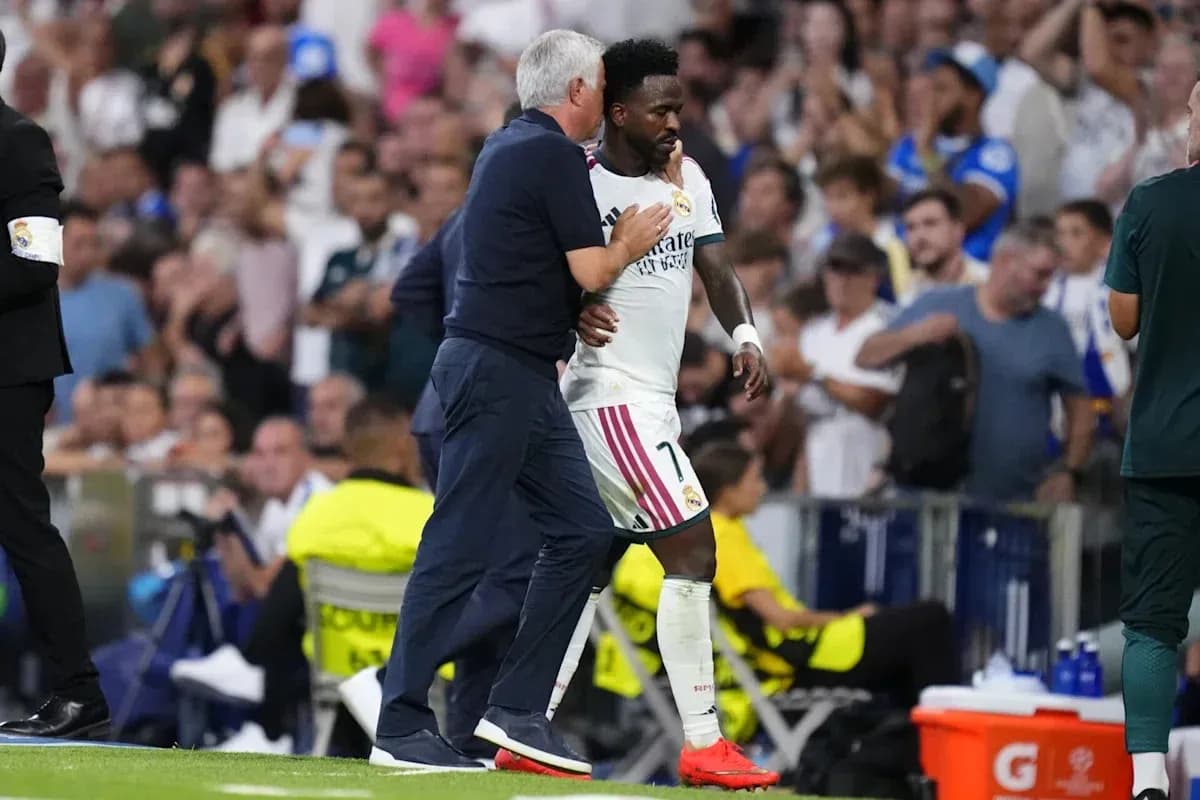 Entrenador hablando con jugador durante el partido