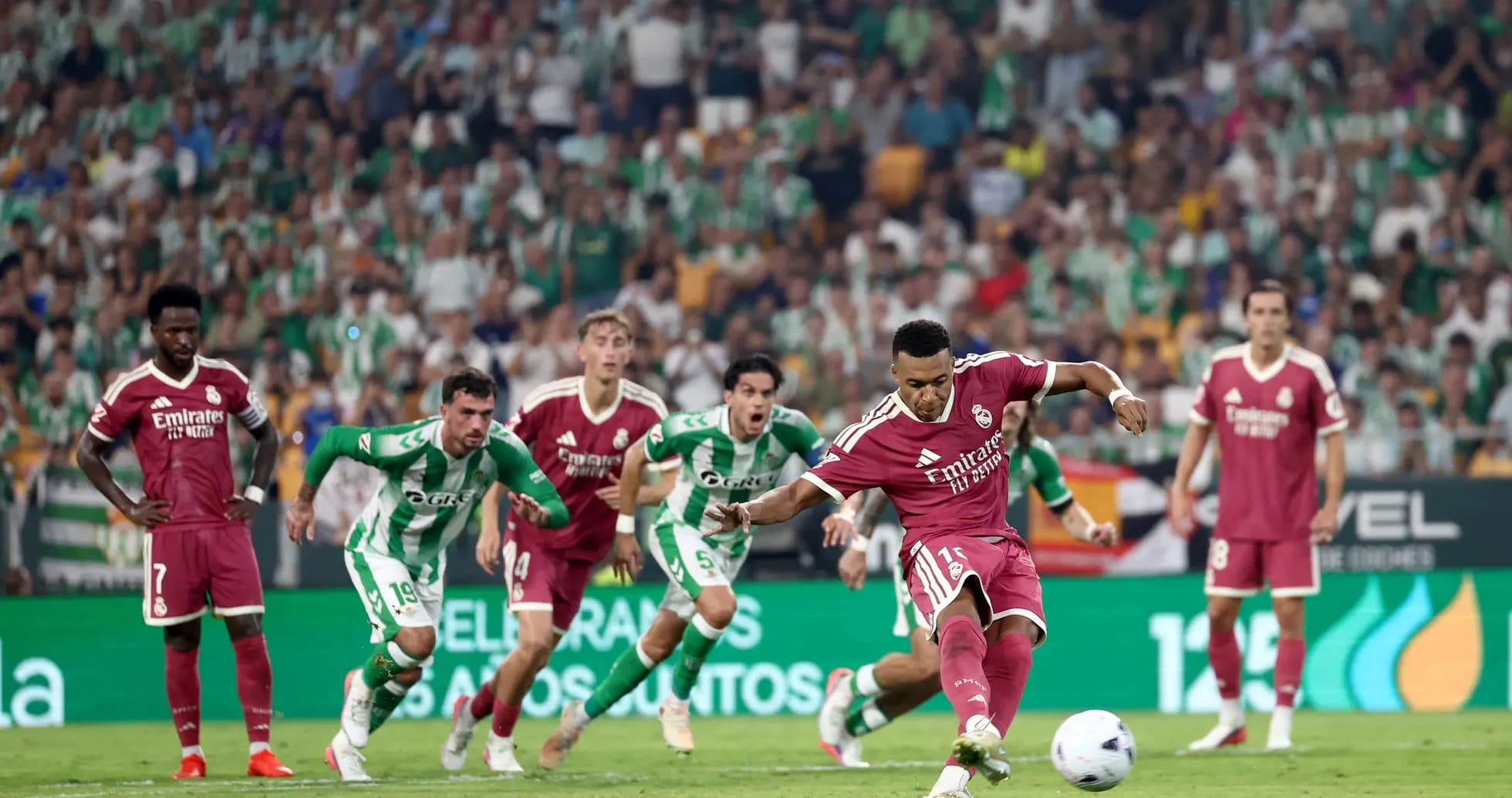 Jugador de Real Madrid lanzando un penalti en partido