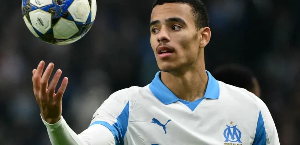 Jugador del Olympique de Marsella lanzando un balón