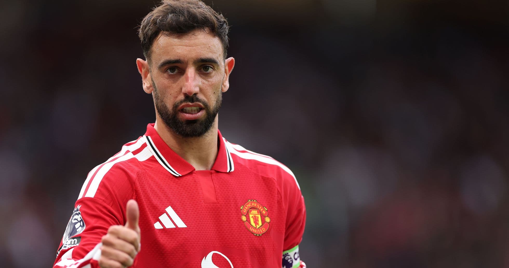 Bruno Fernandes con camiseta de Manchester United señalando con el pulgar