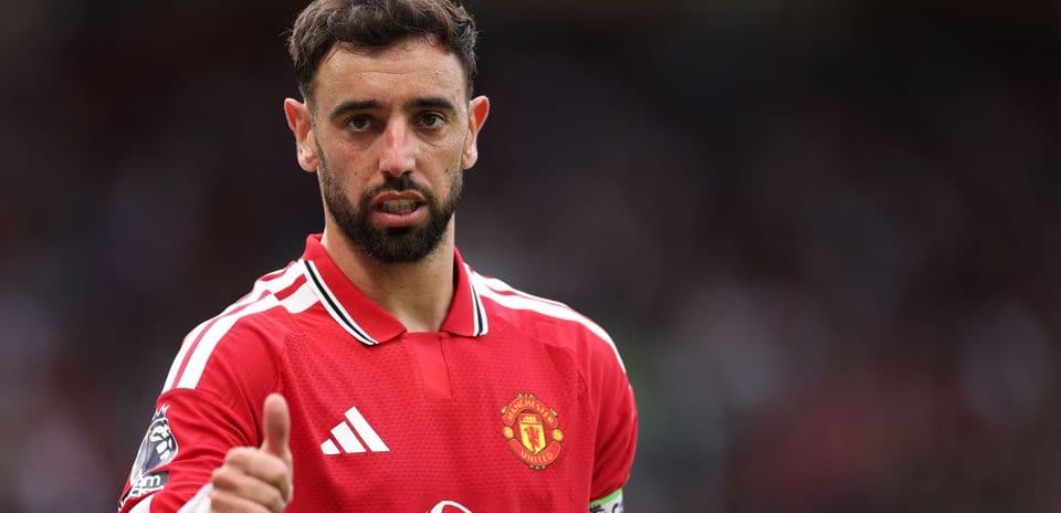 Bruno Fernandes con camiseta de Manchester United señalando con el pulgar