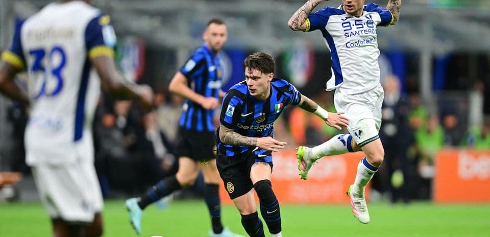 Jugador de Inter driblando a jugador de Hellas Verona