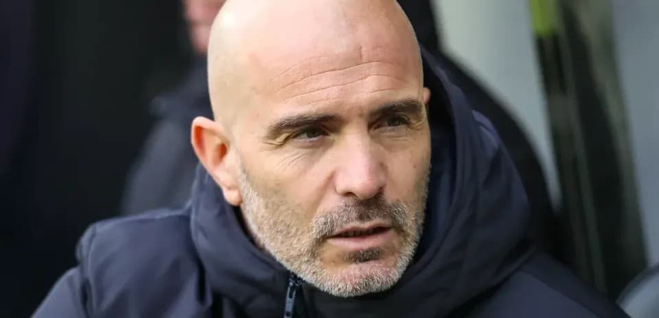Entrenador en el banquillo durante un partido