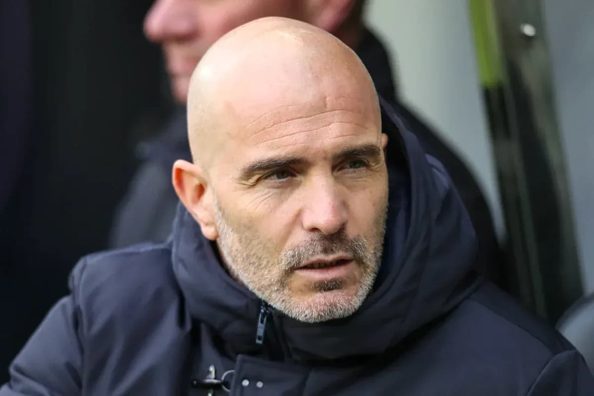 Entrenador en el banquillo durante un partido