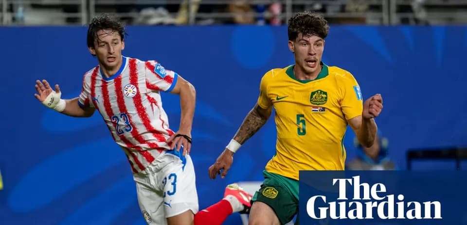 Jugadores de Paraguay y Australia corriendo en el partido