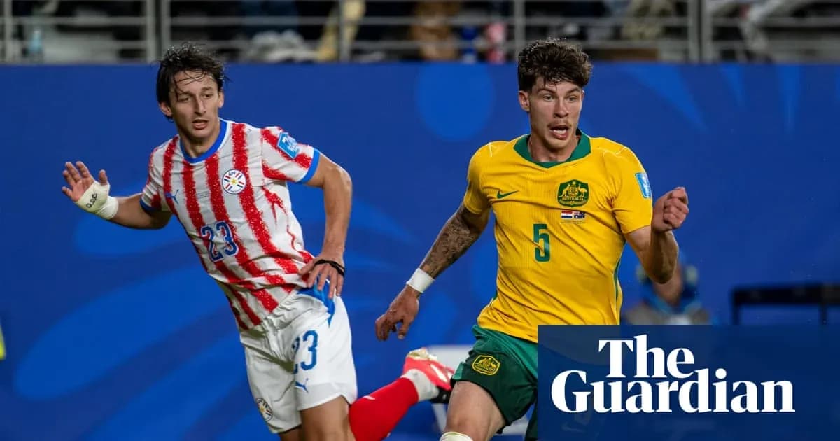 Jugadores de Paraguay y Australia corriendo en el partido