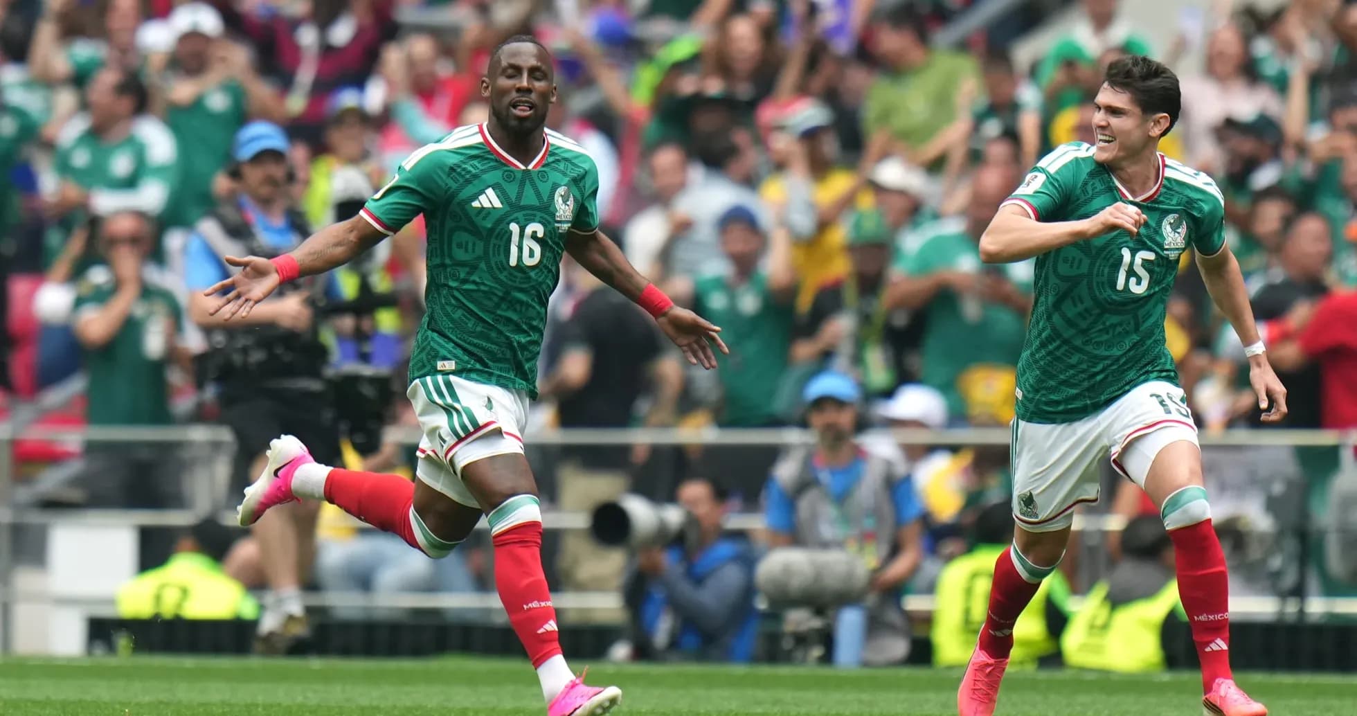 Jugadores de México celebrando un gol