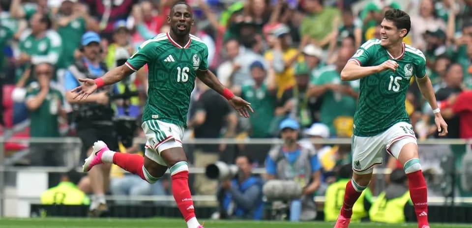 Jugadores de México celebrando un gol