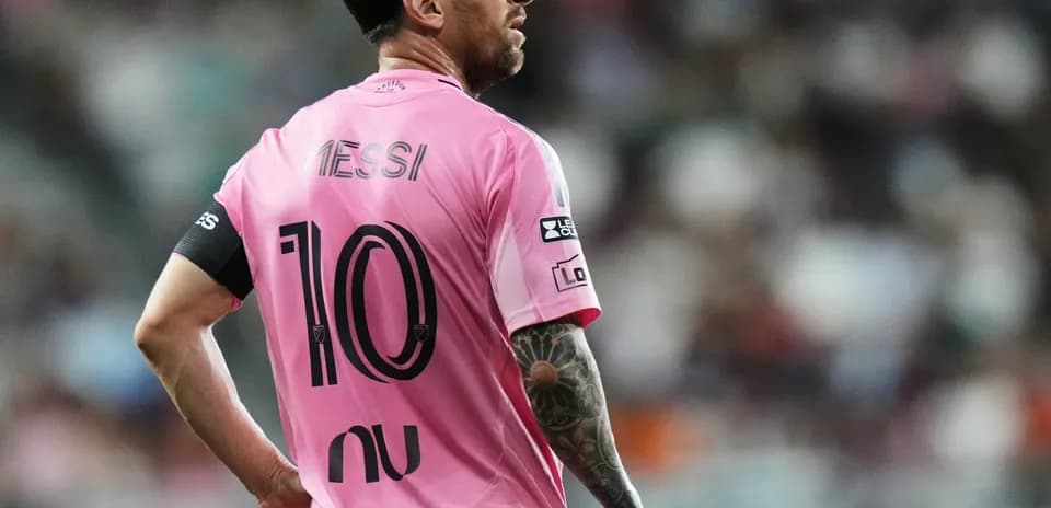 Lionel Messi con camiseta rosa durante el partido