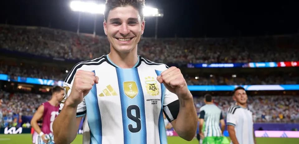 Jugador argentino sonriendo en el campo después del partido