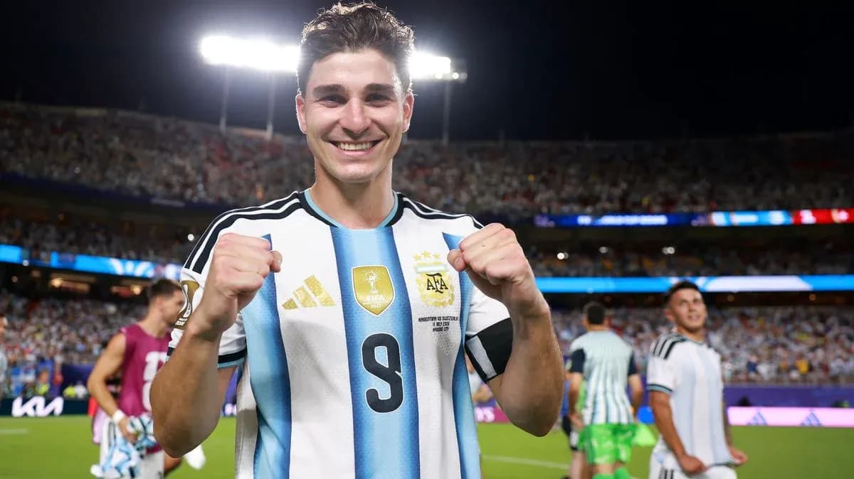 Jugador argentino sonriendo en el campo después del partido