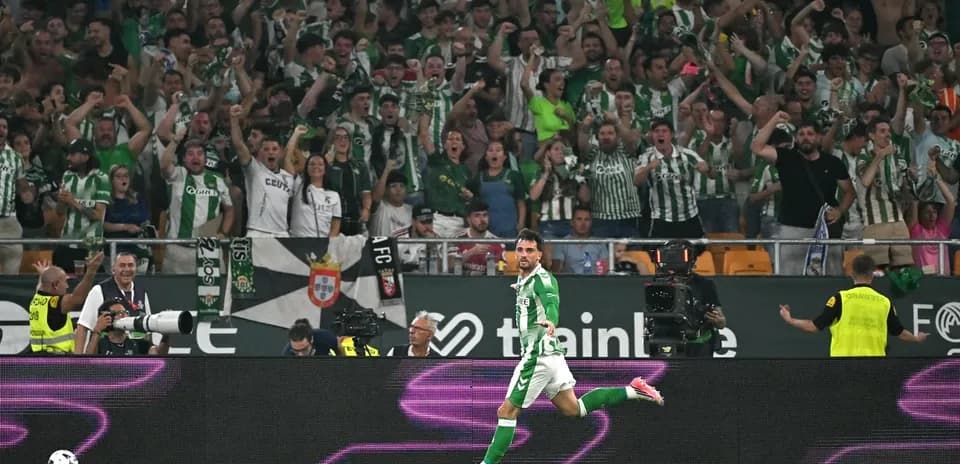 Jugador celebrando con aficionados en el estadio