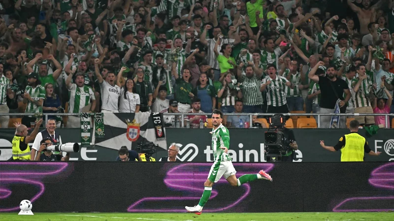 Jugador celebrando con aficionados en el estadio