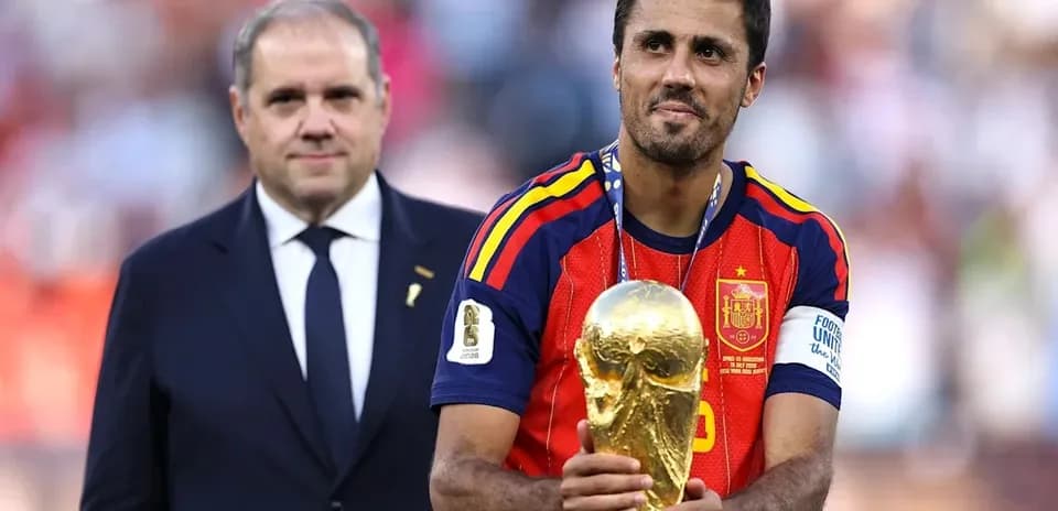 Jugador español sosteniendo el trofeo de la Copa del Mundo