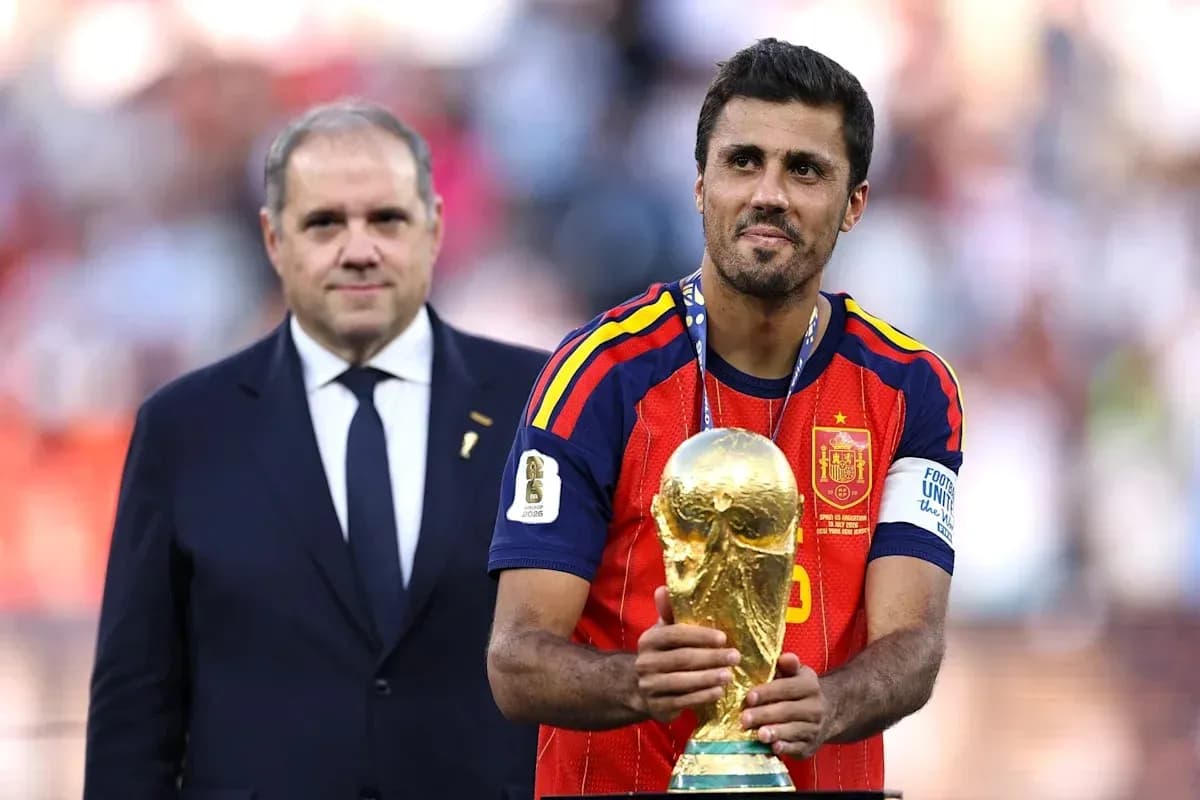 Jugador español sosteniendo el trofeo de la Copa del Mundo