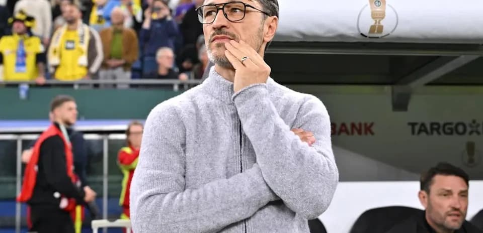 Entrenador observando el partido desde la línea lateral