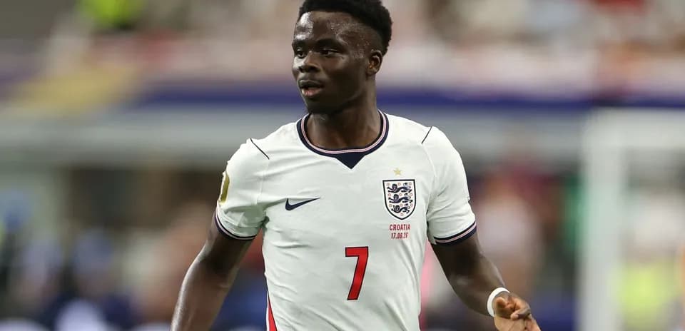 Jugador de Inglaterra con camiseta blanca durante el partido