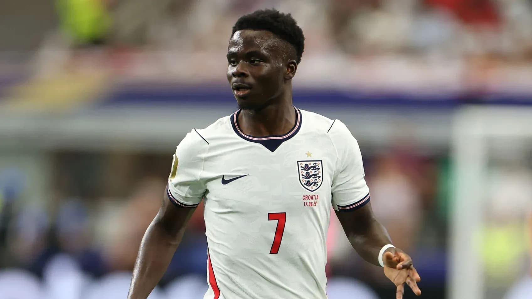 Jugador de Inglaterra con camiseta blanca durante el partido