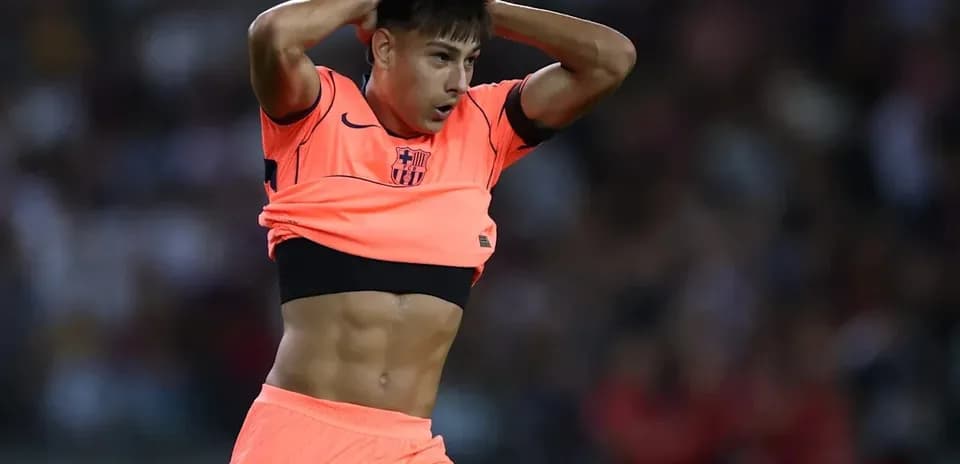 Jugador ajustándose la camiseta durante el partido