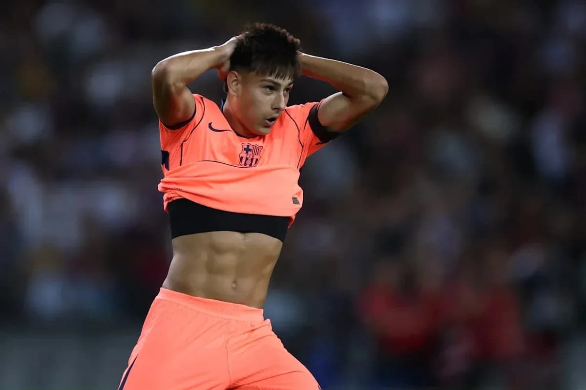 Jugador ajustándose la camiseta durante el partido