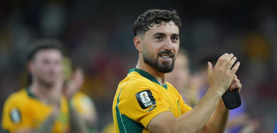 Jugador aplaudiendo tras el partido con camiseta amarilla