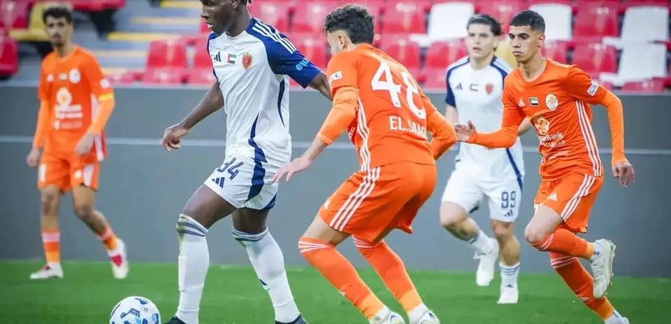 Jugadores compitiendo en el partido Al Nasr U23