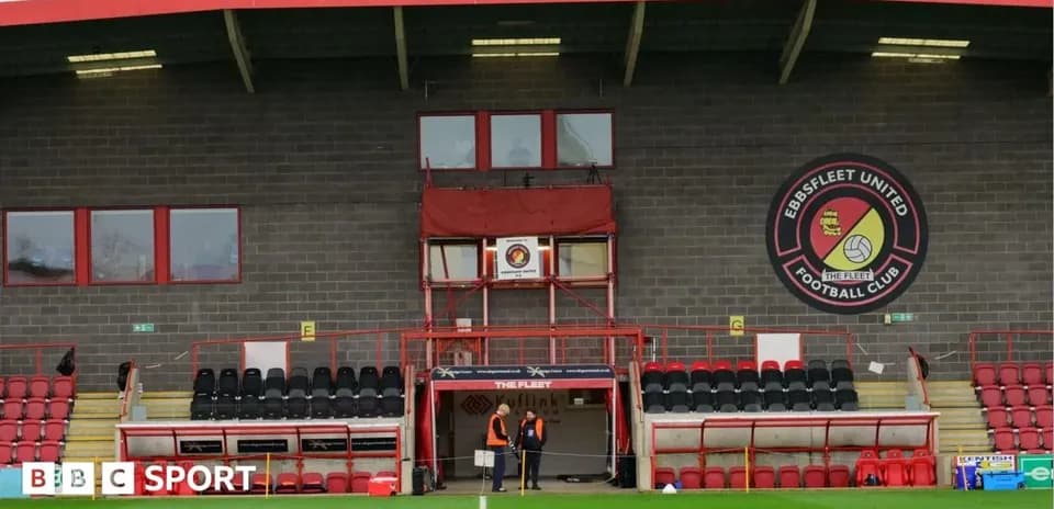 Vista del estadio de Ebbsfleet United con asientos vacíos