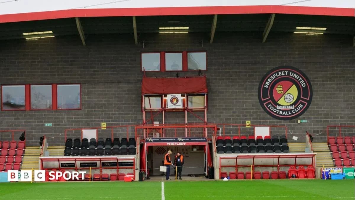 Vista del estadio de Ebbsfleet United con asientos vacíos