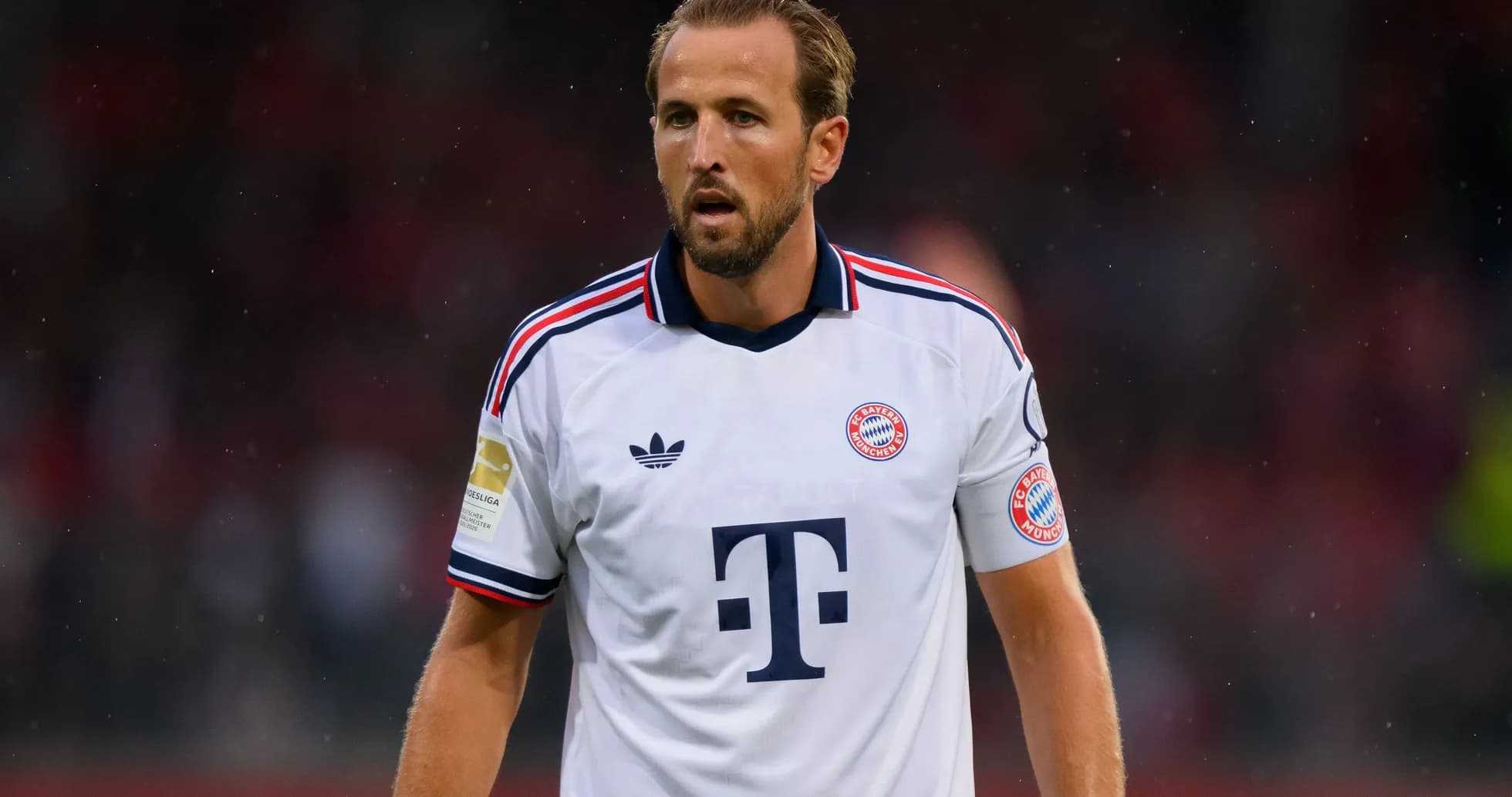 Jugador de Bayern Múnich en camiseta blanca durante partido