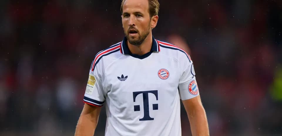 Jugador de Bayern Múnich en camiseta blanca durante partido