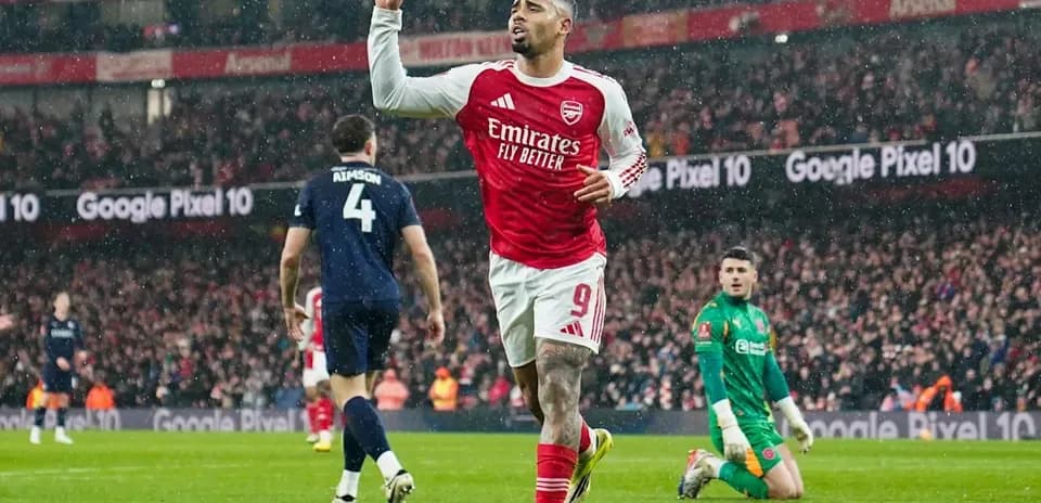 Jugador de Arsenal celebra un gol en el campo