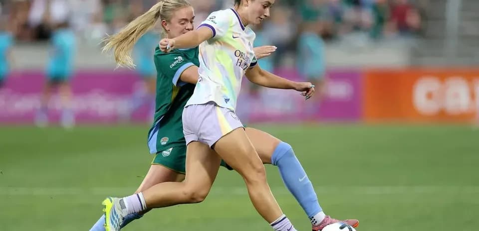 Jugadora del Orlando Pride en acción contra Bay FC