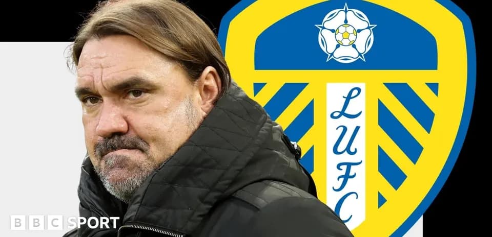 Entrenador con el escudo de Leeds United de fondo