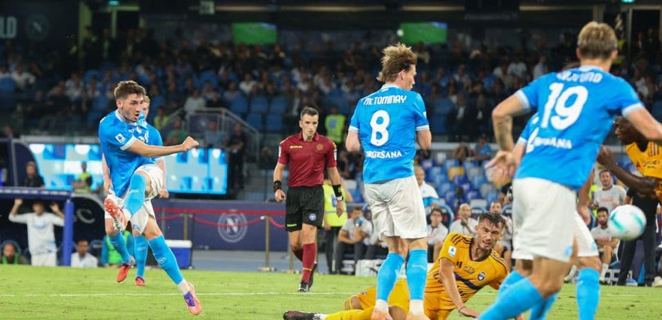 Jugador de Napoli disparando a puerta en el partido