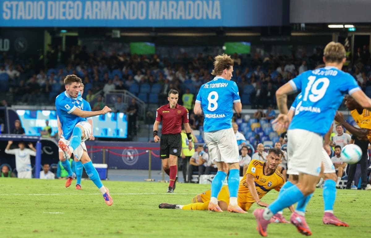 Jugador de Napoli disparando a puerta en el partido