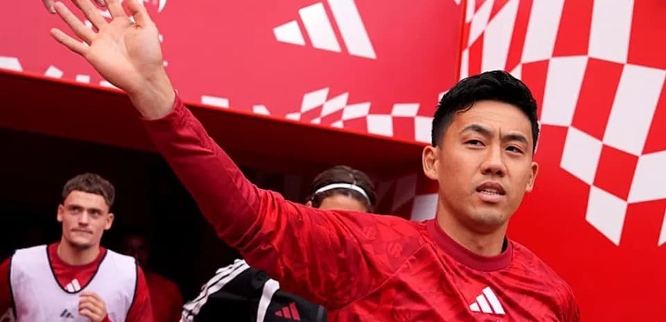 Jugador saludando al salir del túnel del estadio