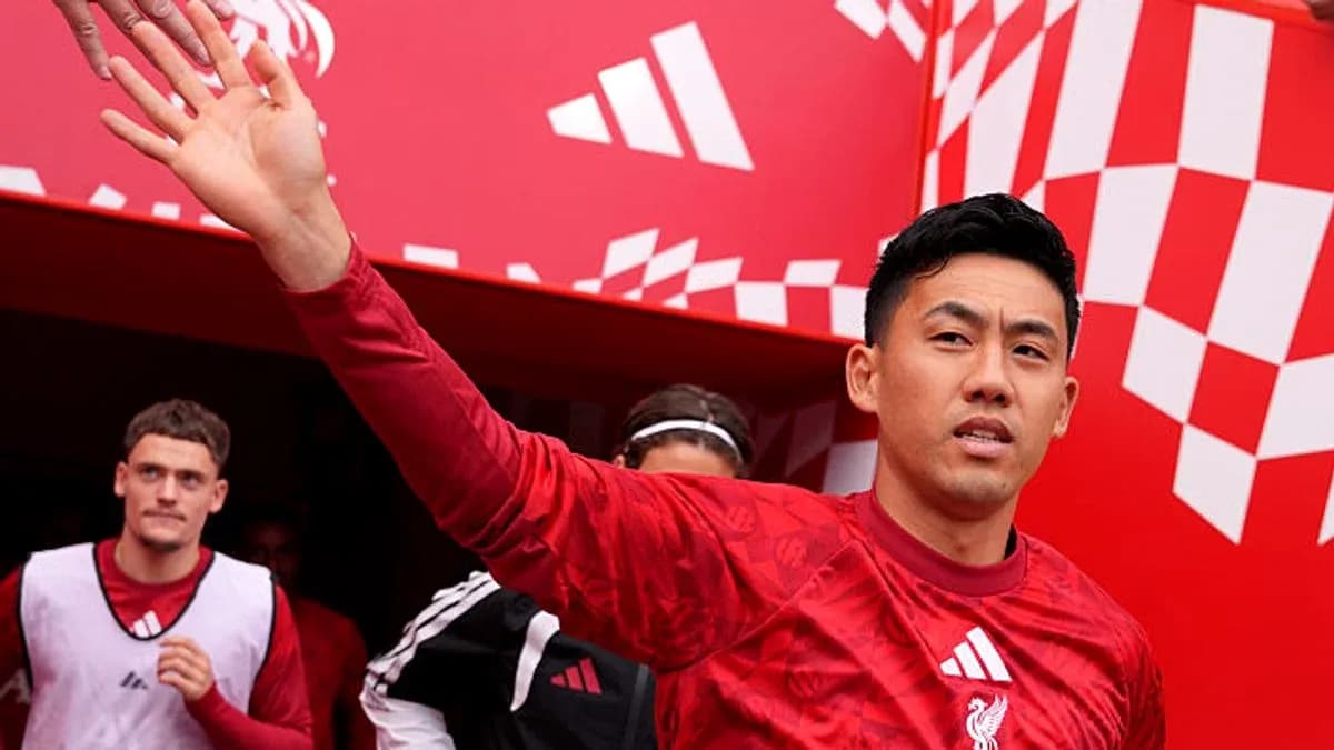 Jugador saludando al salir del túnel del estadio