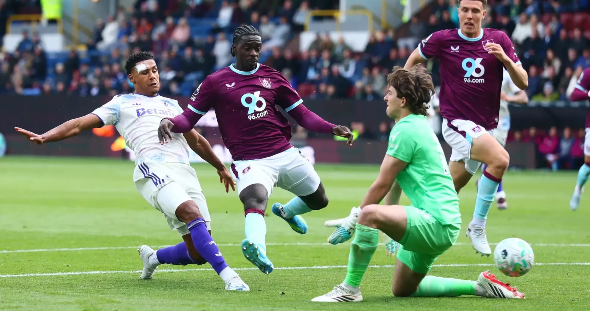 Un jugador de Burnley intentando marcar un gol