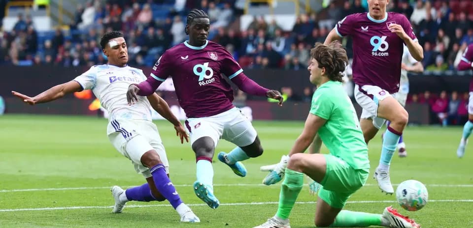 Un jugador de Burnley intentando marcar un gol