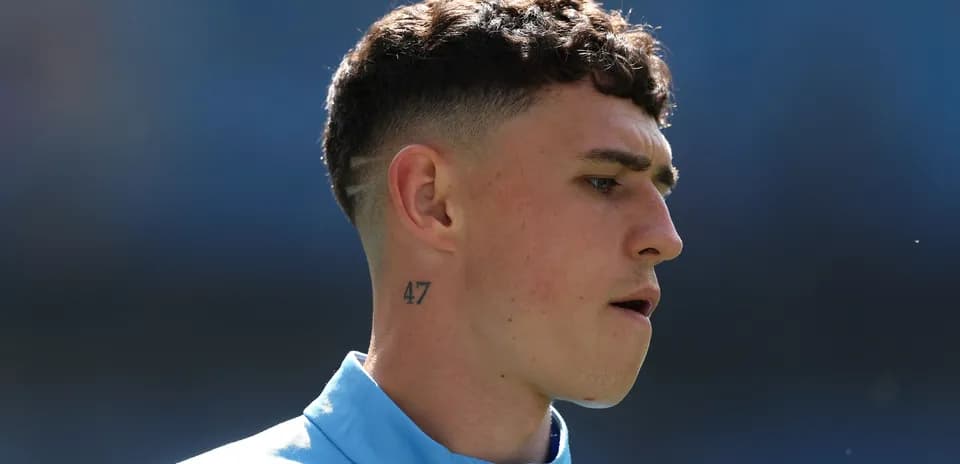 Jugador con tatuaje '47' en el cuello