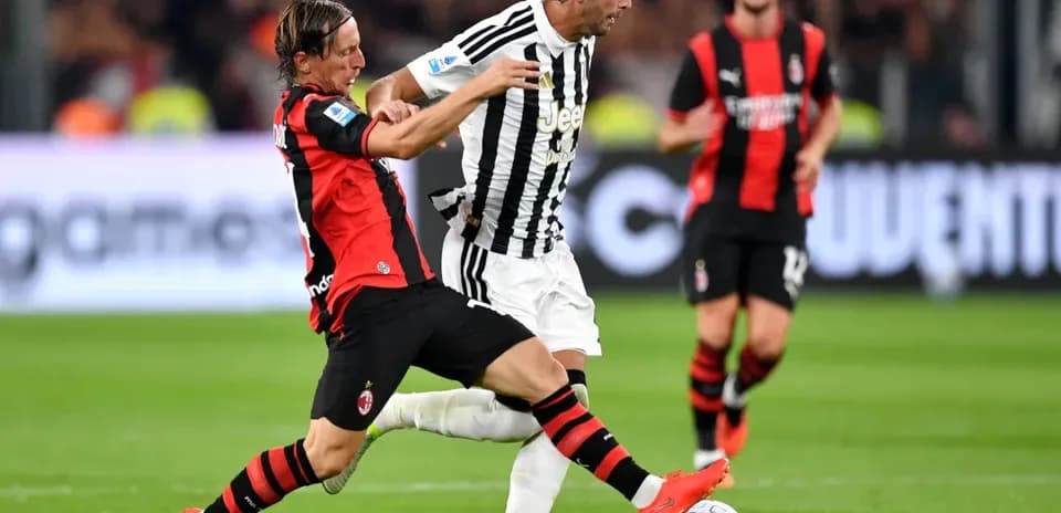 Jugador de AC Milan tackleando a jugador de Juventus
