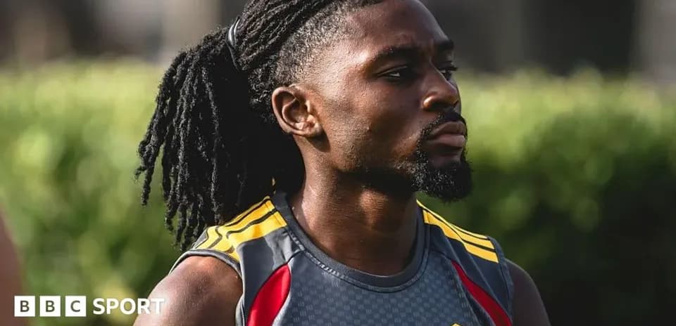 Jugador en entrenamiento con camiseta del equipo