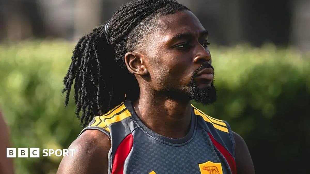 Jugador en entrenamiento con camiseta del equipo