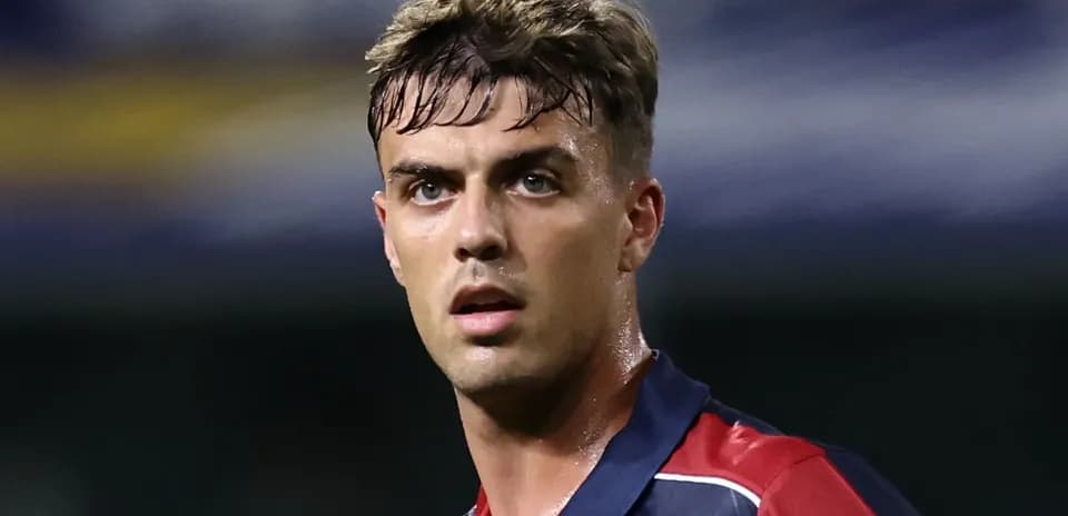 Jugador de fútbol con camiseta de Bologna en el campo