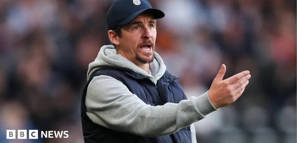 Entrenador dando instrucciones durante un partido
