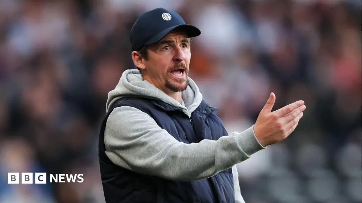 Entrenador dando instrucciones durante un partido
