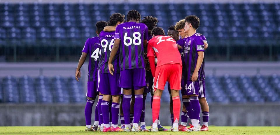 Equipo de Orlando City II en reunión previa al partido