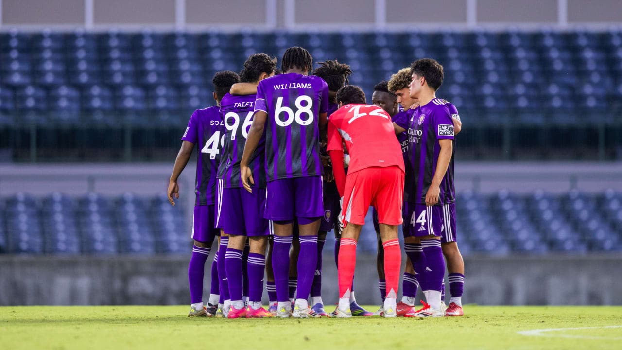 Equipo de Orlando City II en reunión previa al partido