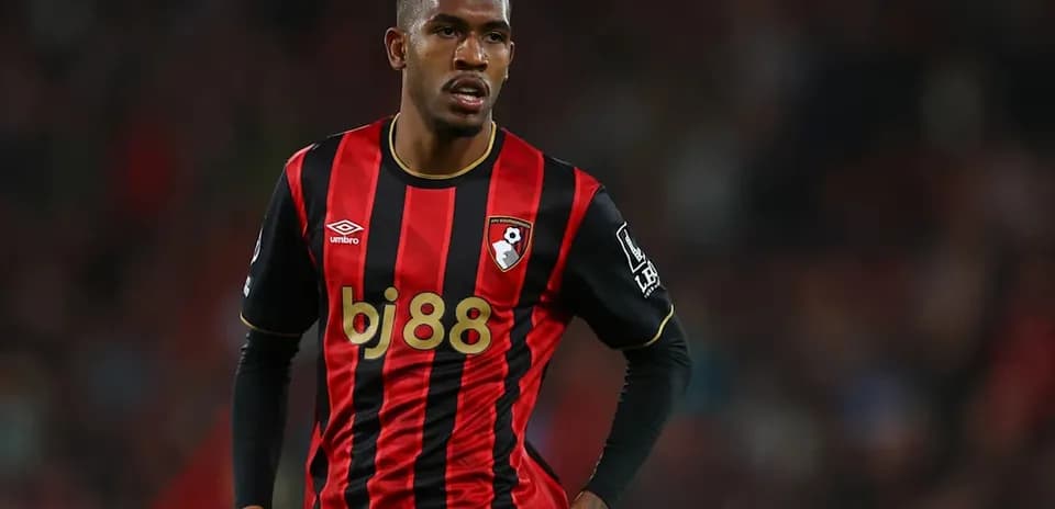 Jugador de Bournemouth con camiseta roja y negra
